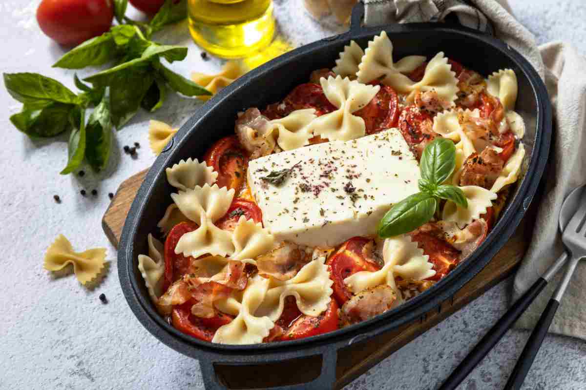 Della pasta al forno con feta e pomodorini in una teglia