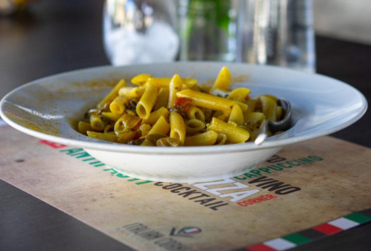 Pasta fredda in un piatto 