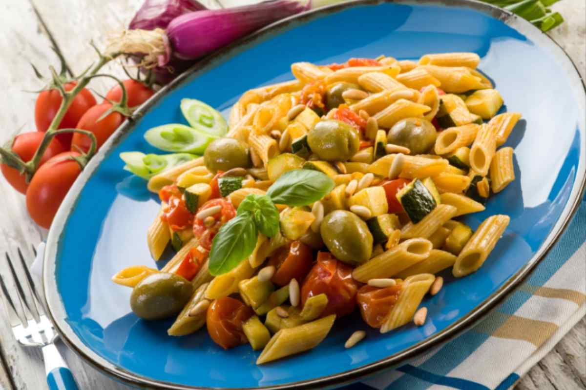 Pasta fredda con olive pomodori zucchine e basilico