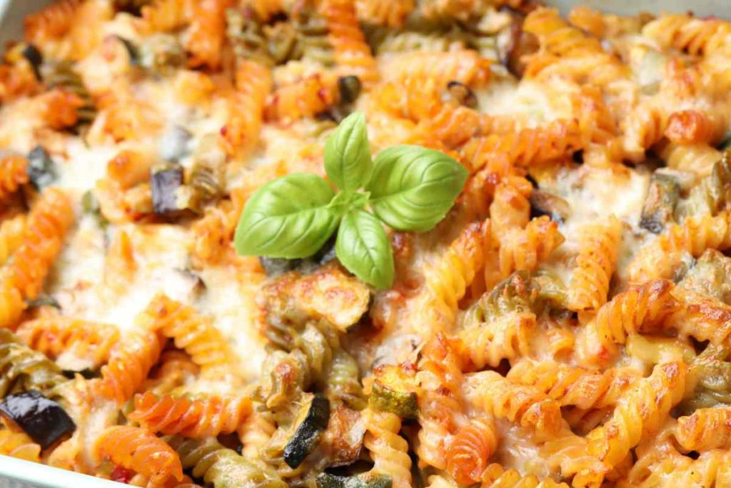 Pasta gratinata al forno con melanzane e besciamella 
