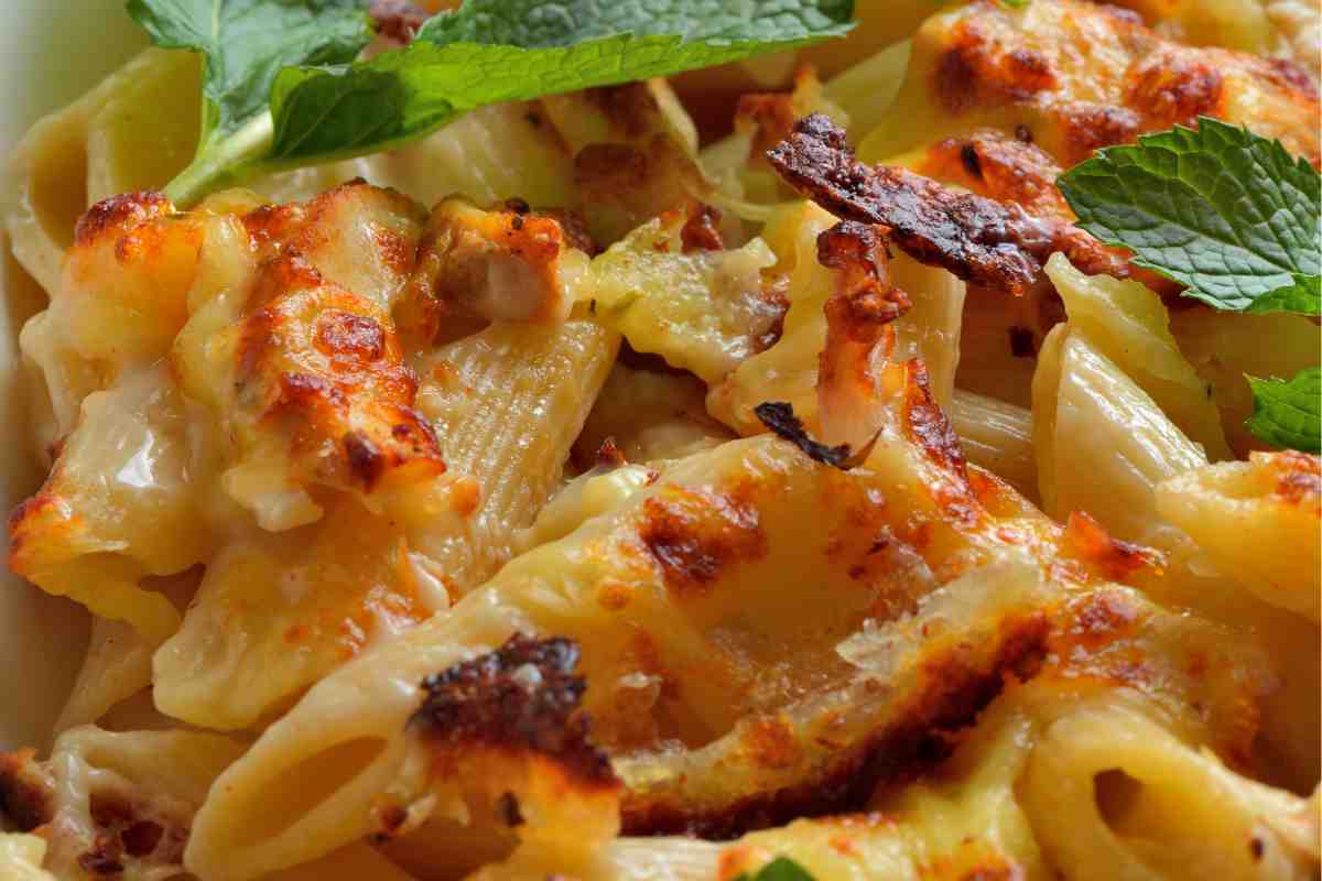 pasta gratinata con il pollo vista da vicino