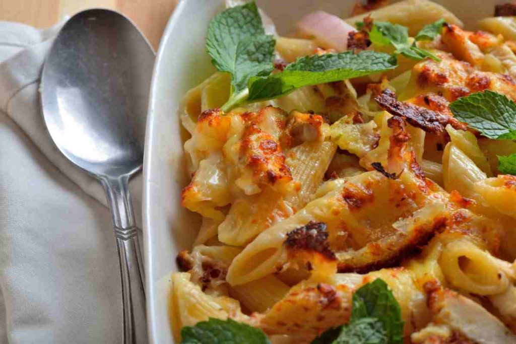 pirofila con pasta gratinata con il pollo in bianco