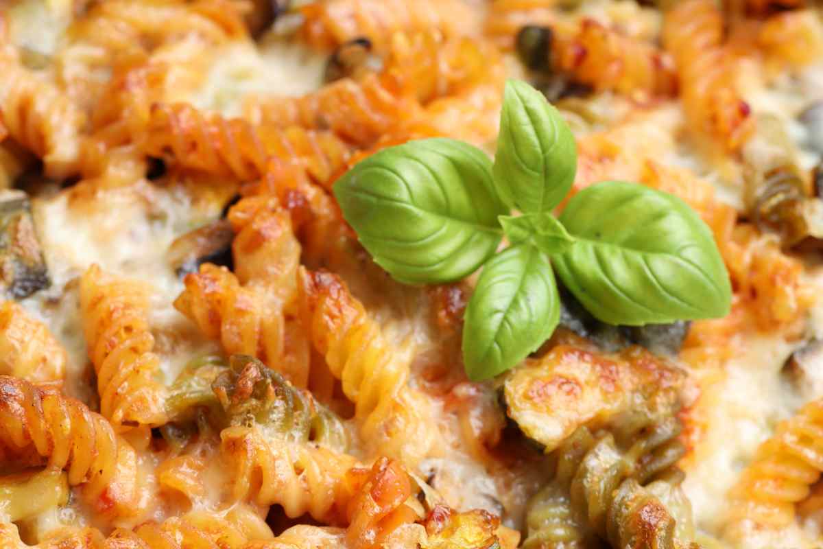 piatto di pasta gratinata melanzane e besciamella vista da vicino