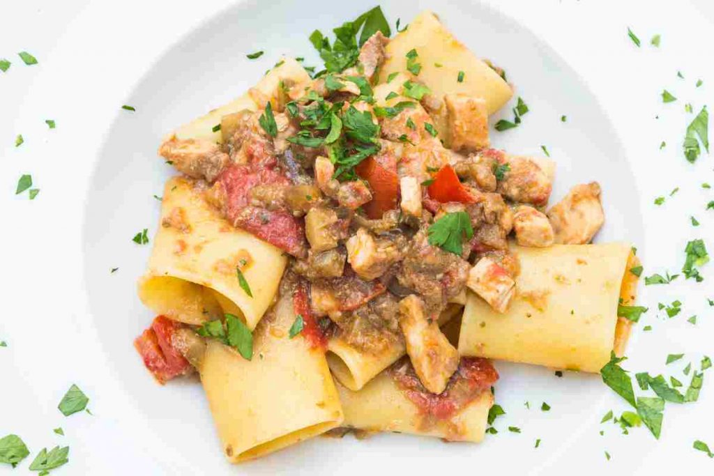 Pasta pesce spada e pomodorini in un piatto
