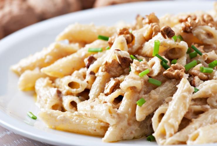 Penne al pesto di noci e prezzemolo tritato