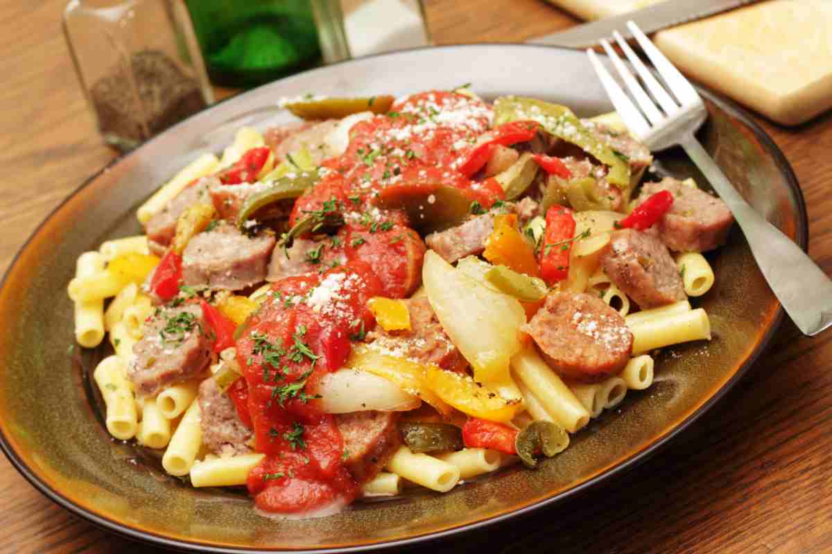 Pasta salsicce e peperoni in un piatto