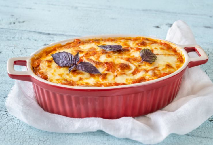 Parmigiana di melanzane in una pirofila