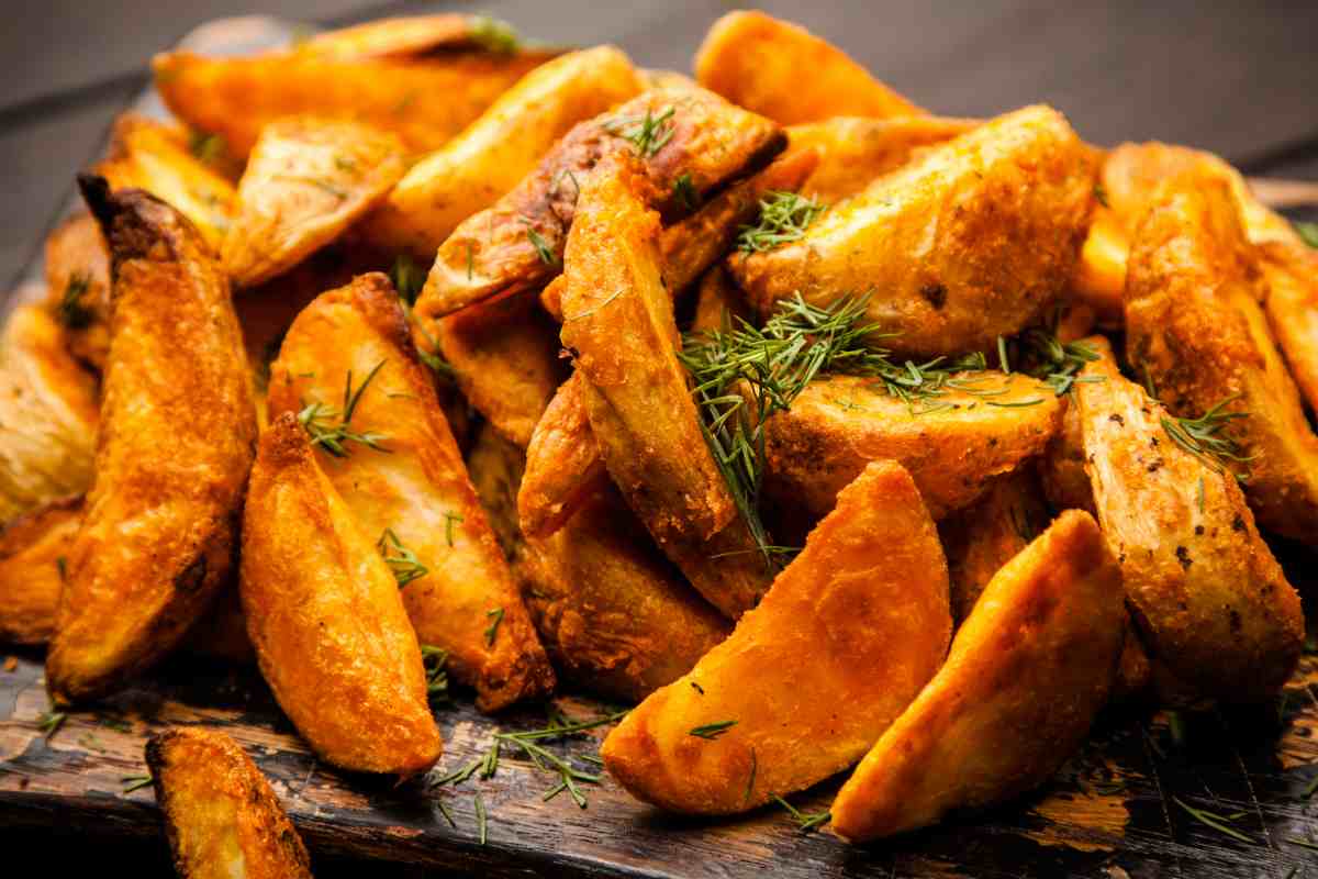 Patate al forno su un tagliere