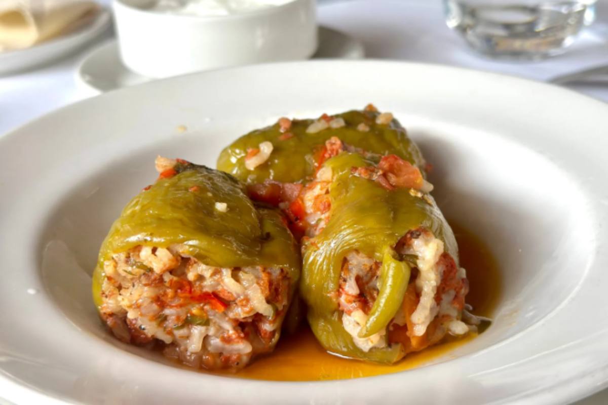 Peperoncini verdi ripieni con riso e pomodoro