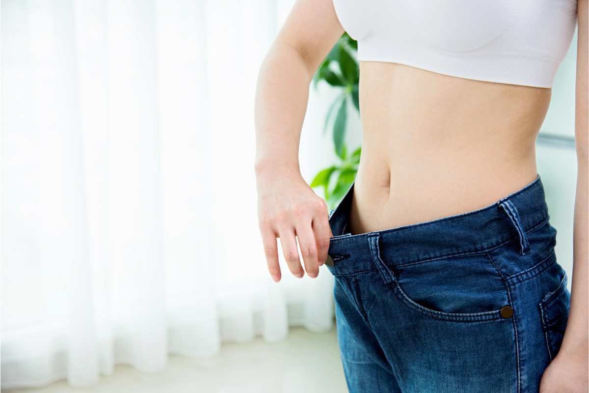 Una donna che controlla il ventre