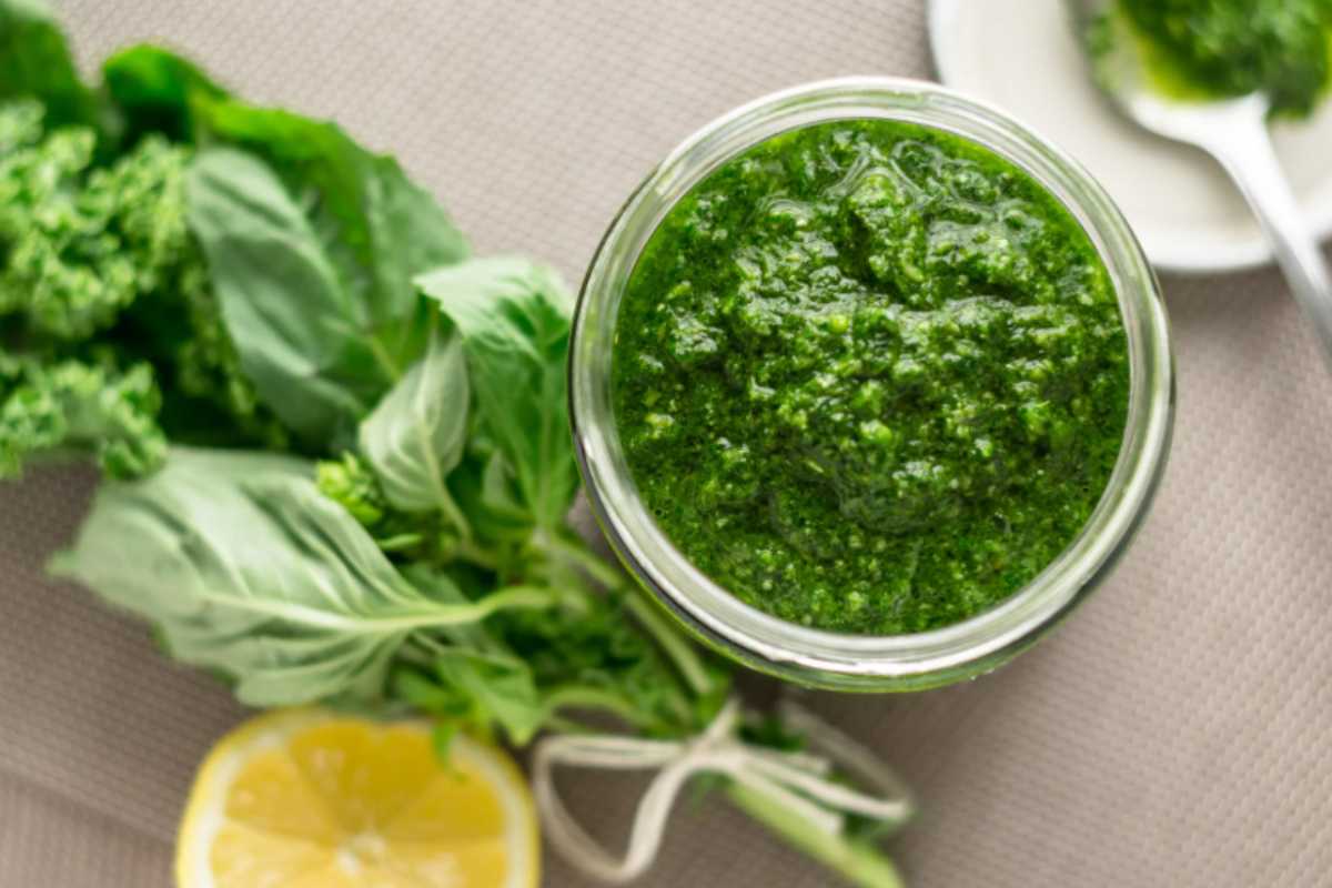 Pesto di basilico in un vasetto con limone