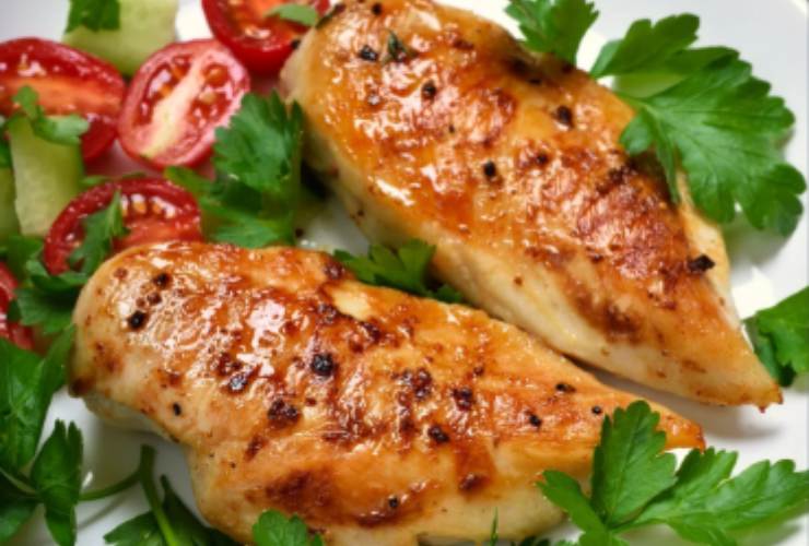 Petto di pollo con pomodorini e insalata