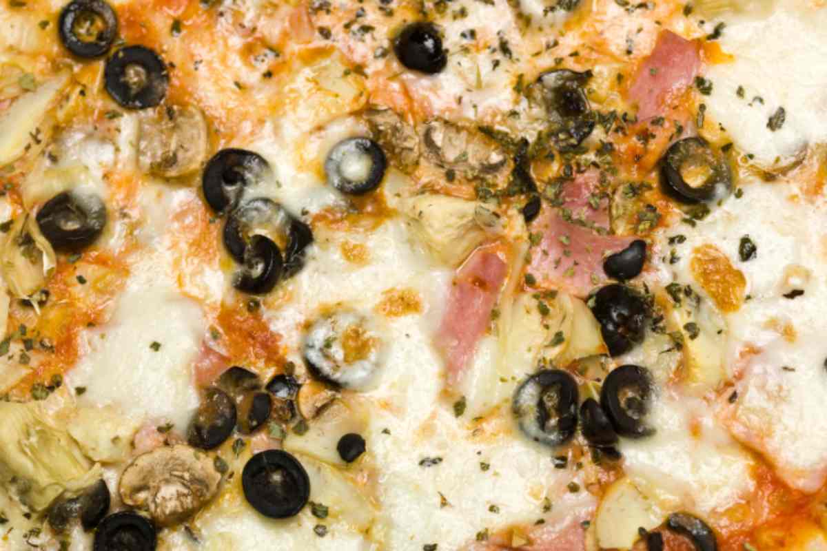 Pizza Capricciosa con olive nere prosciutto e mozzarella