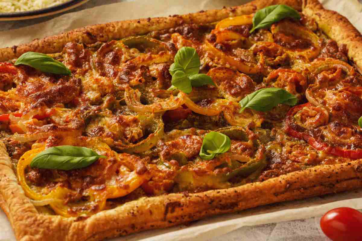 Pizza sfoglia con i peperoni su un tavolo