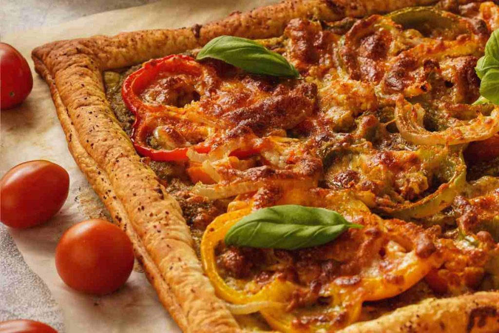Pizza sfoglia con i peperoni su un tavolo