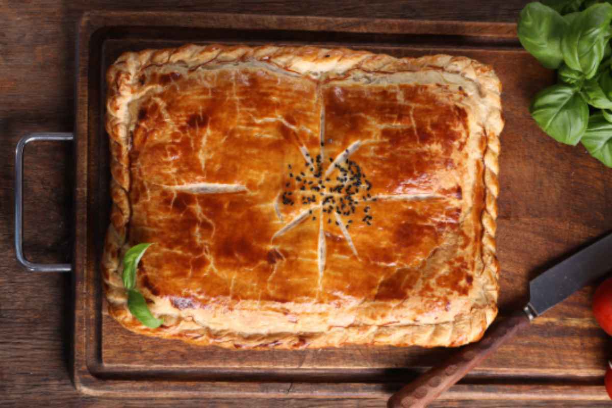 Torta rustica di pasta sfoglia su un tagliere