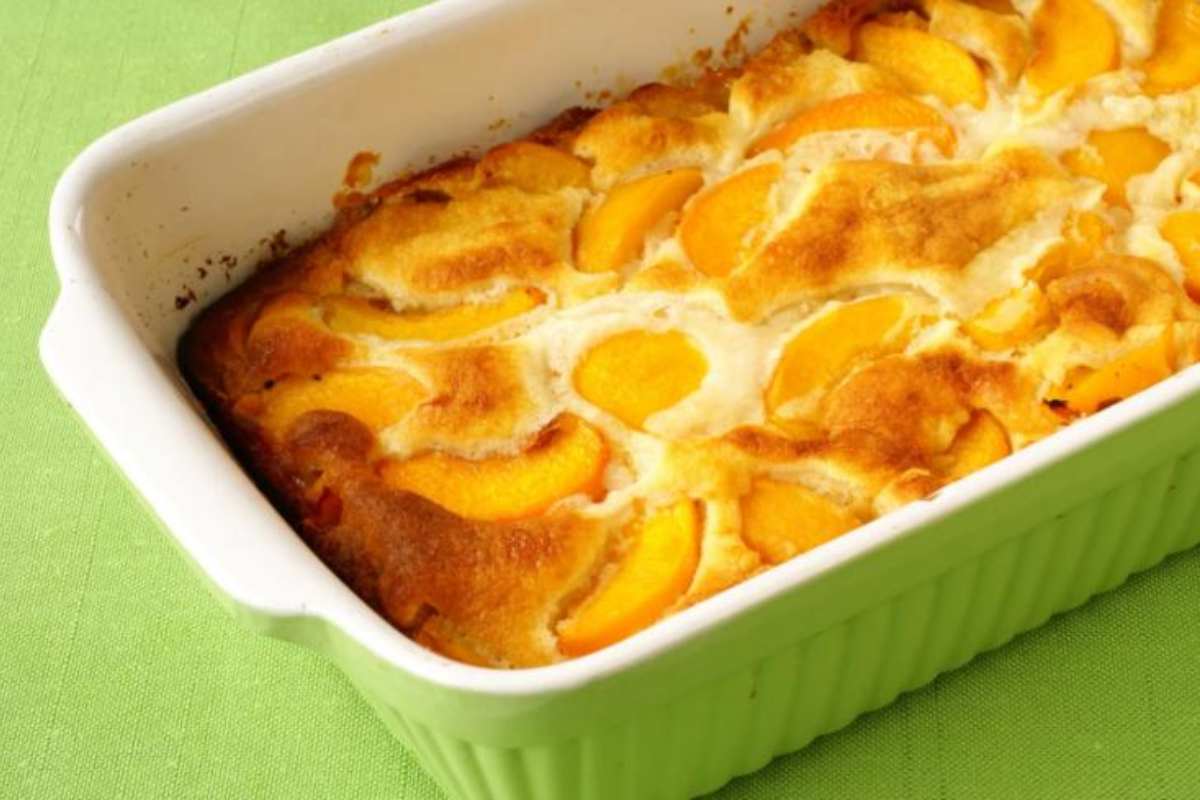 Plumcake con le pesche in una pirofila verde