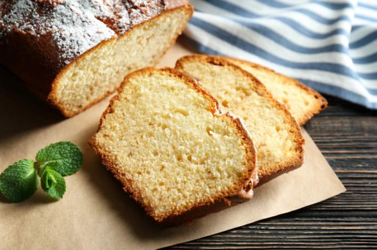 Fette di plumcake su tagliere 