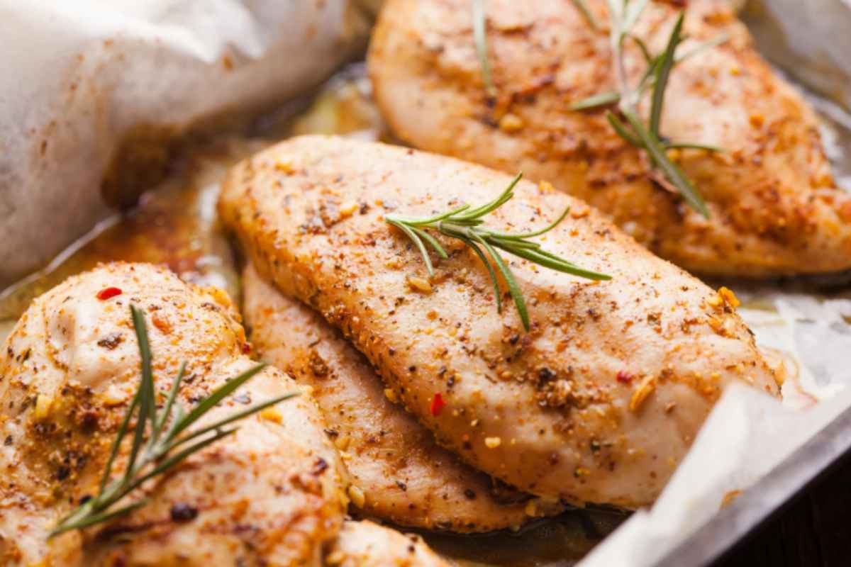 Petto di pollo aromatizzato in una teglia da forno