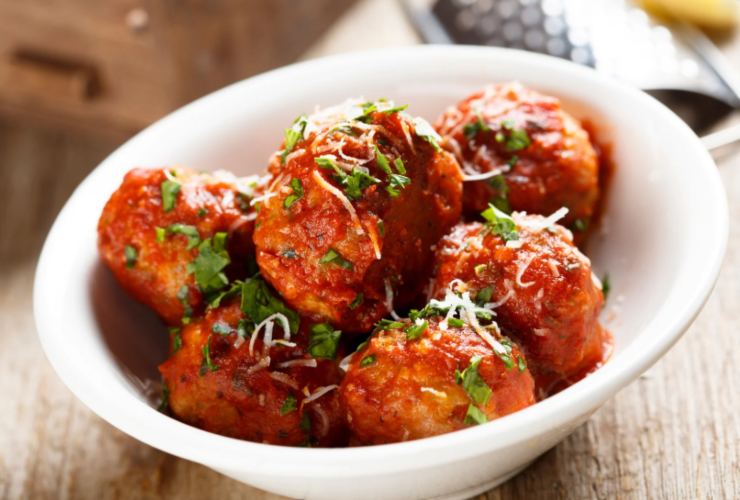 Polpette al sugo con prezzemolo e parmigiano 