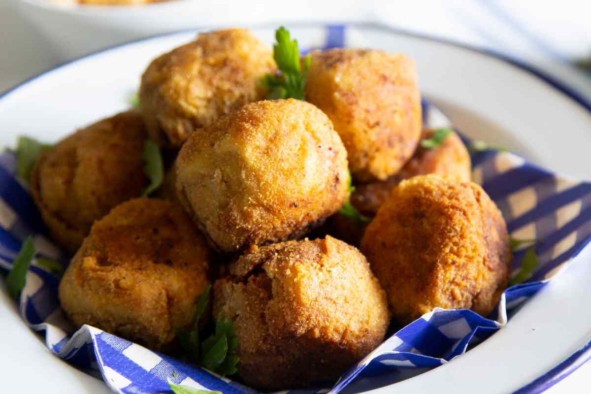 Polpette di ceci e zucchine in un piatto