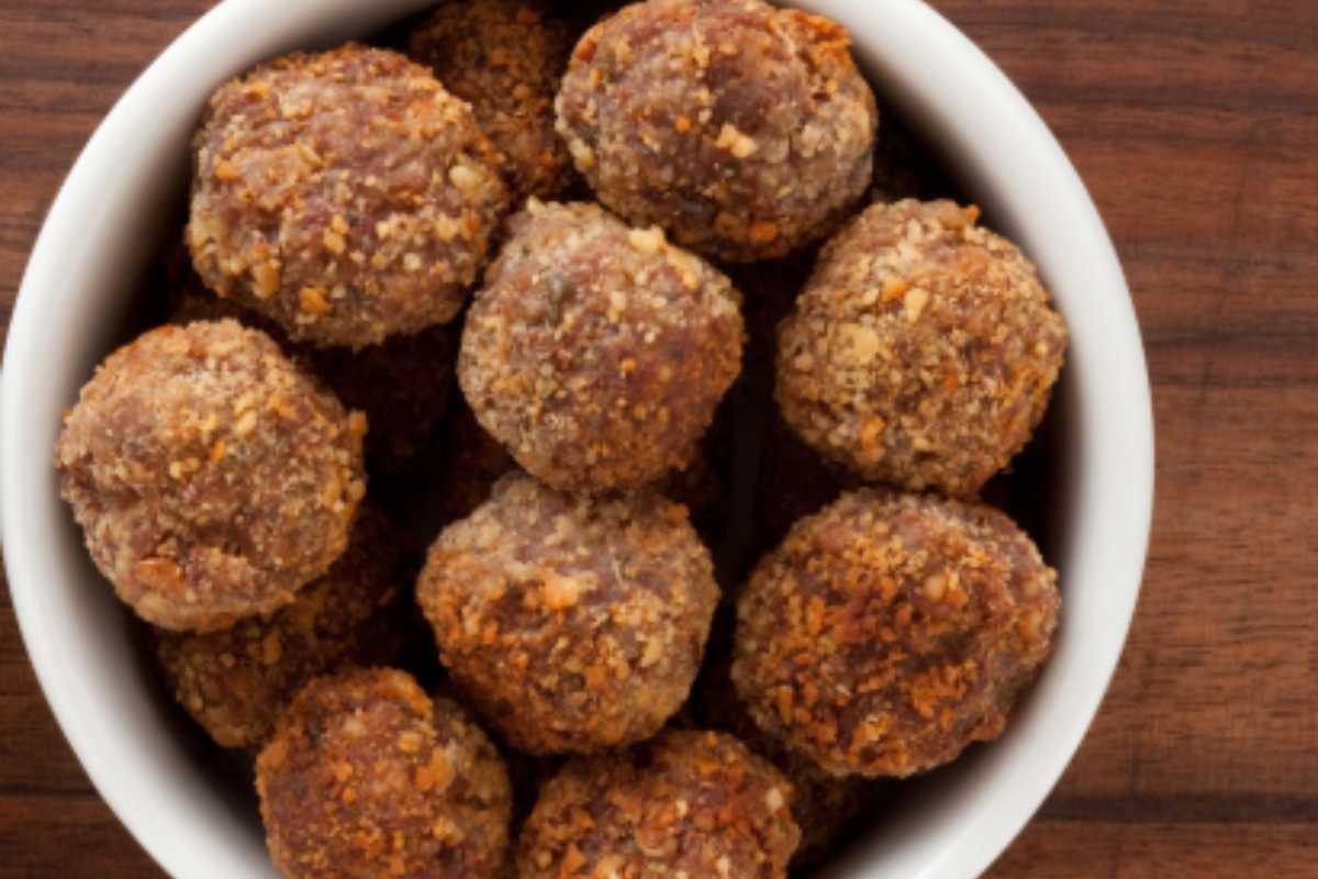 Polpette in un recipiente bianco