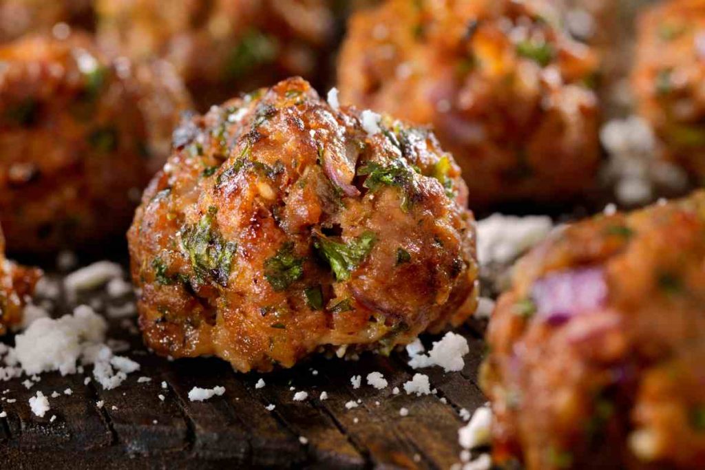 Polpette di agnello alla greca viste da vicino