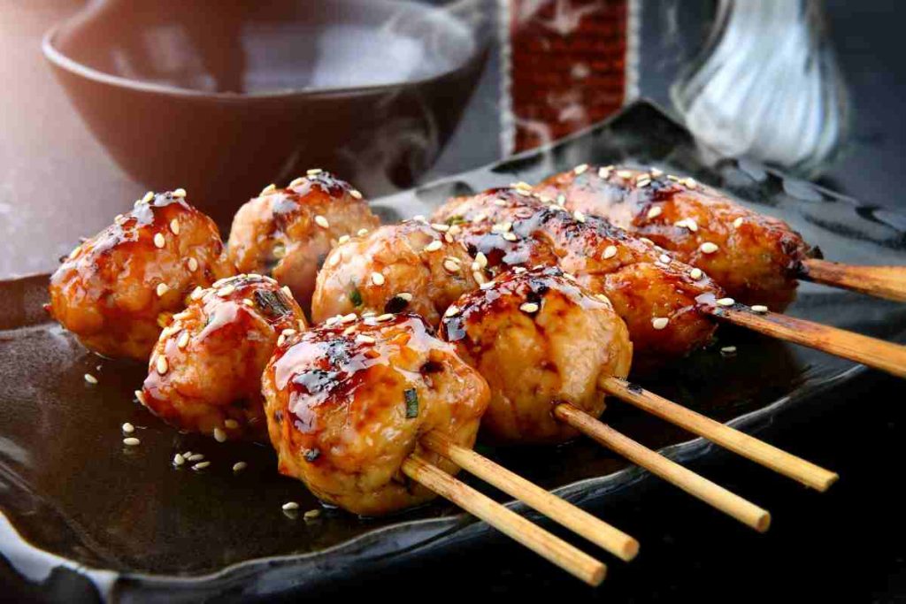 Polpette di gamberi in agrodolce infilzate negli spiedini