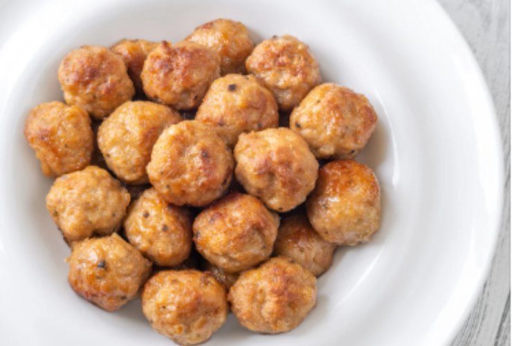Polpette di pollo in un piatto 