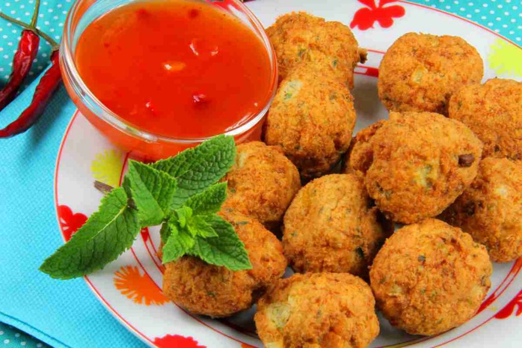 Polpette di zucchine e menta in un piatto