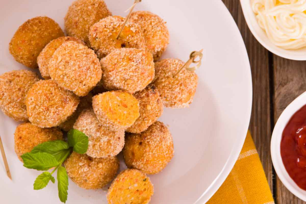 Polpette di pane in un piatto