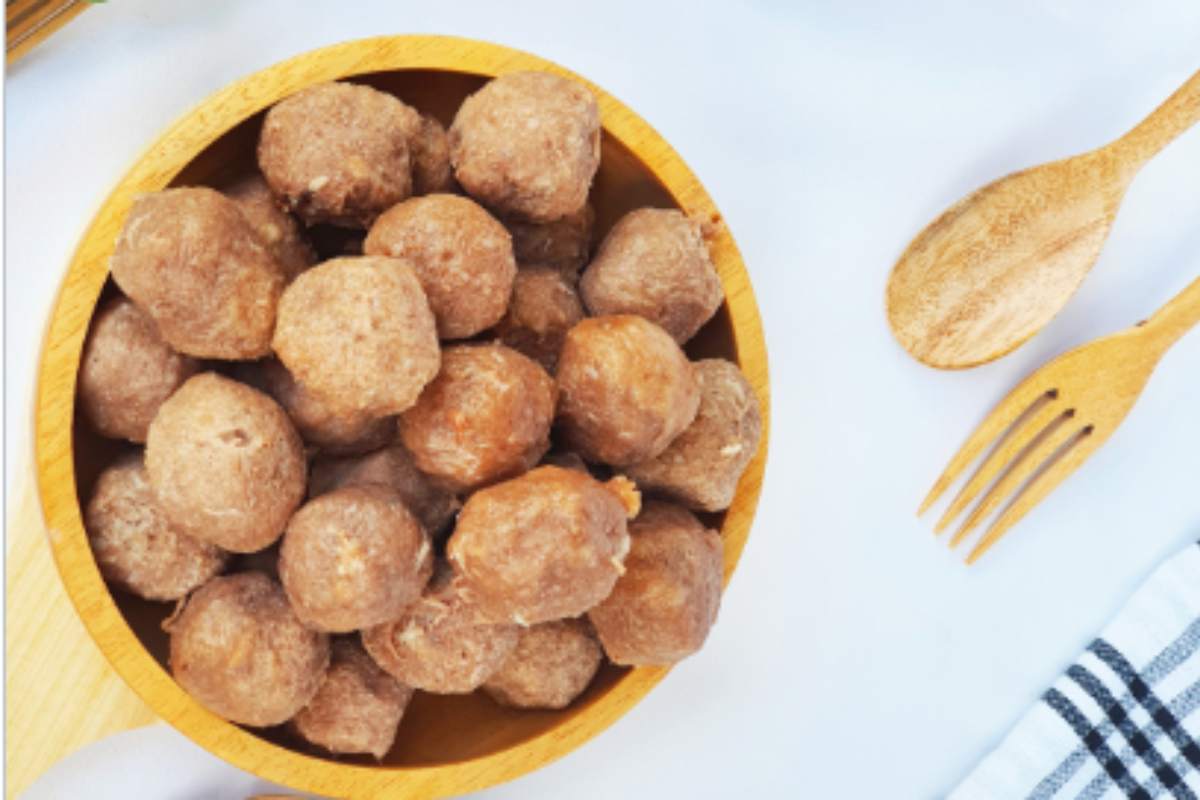 Polpette in una ciotola di legno
