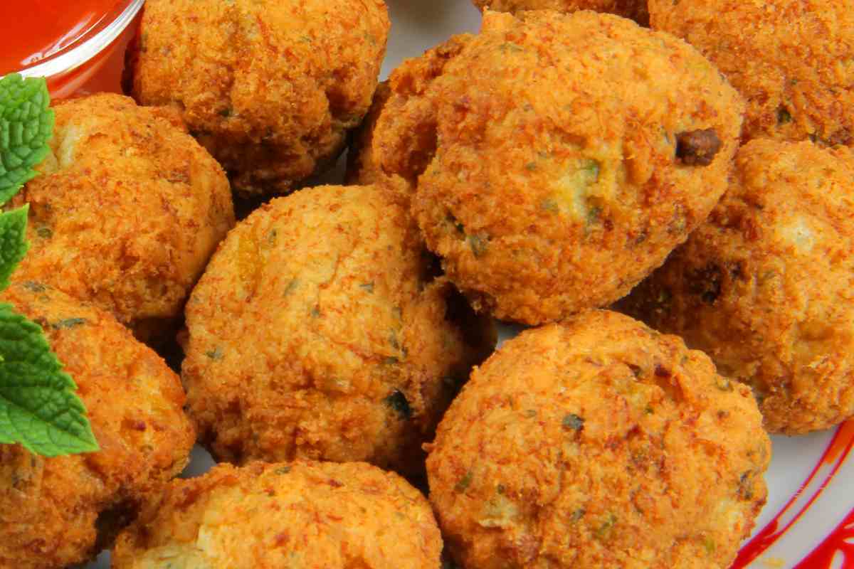 primo piano delle polpette di zucchine alla menta