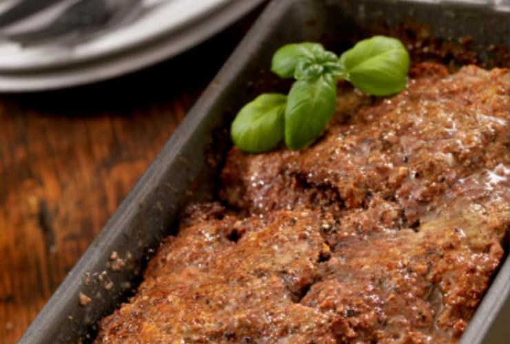 Polpettone in primo piano con basilico 