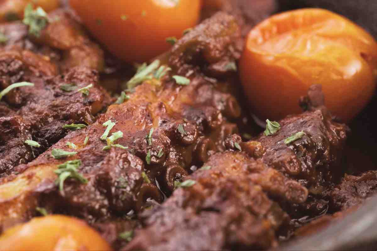 pezzi di polpo alla luciana con pomodori in un tegame