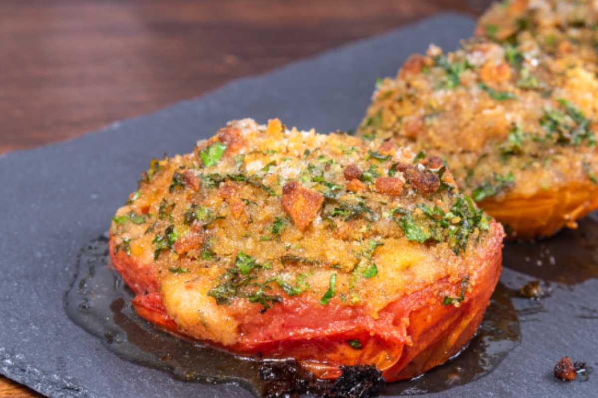 Pomodoro gratinato con prezzemolo e pangrattato