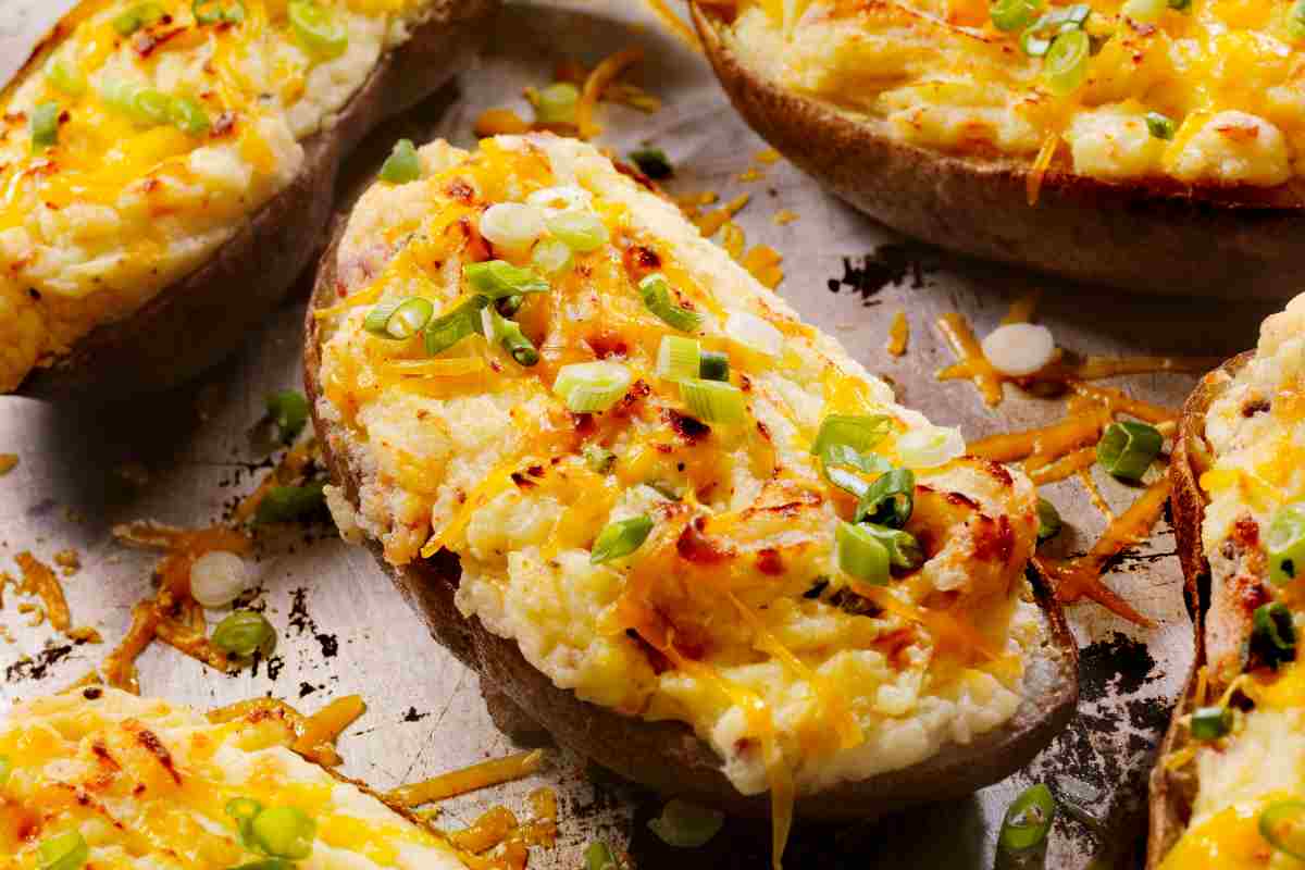 Delle patate farcite al forno