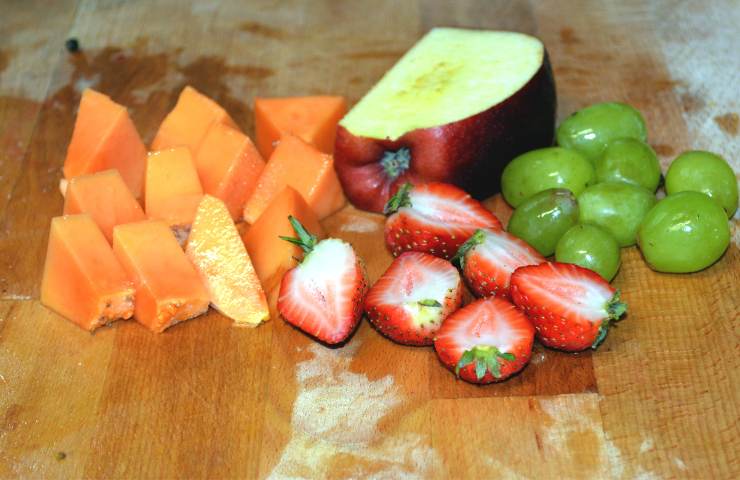 Della frutta di diversi tipi fatta a pezzi