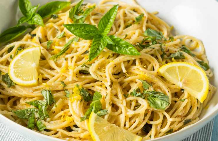 Un piatto di spaghetti al limone e basilico