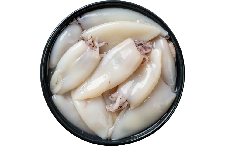 Dei calamari puliti in una ciotola