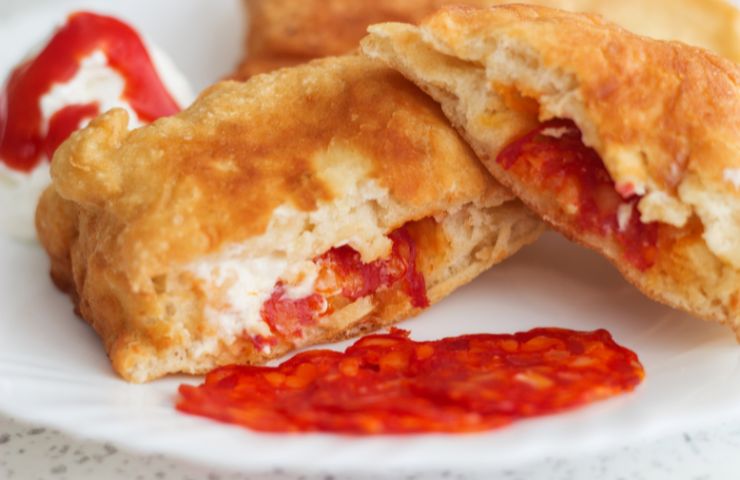Dei calzoni fritti ripieni visti da vicino