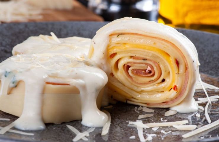 Crepes al salmone farcite ricoperte di formaggio fuso
