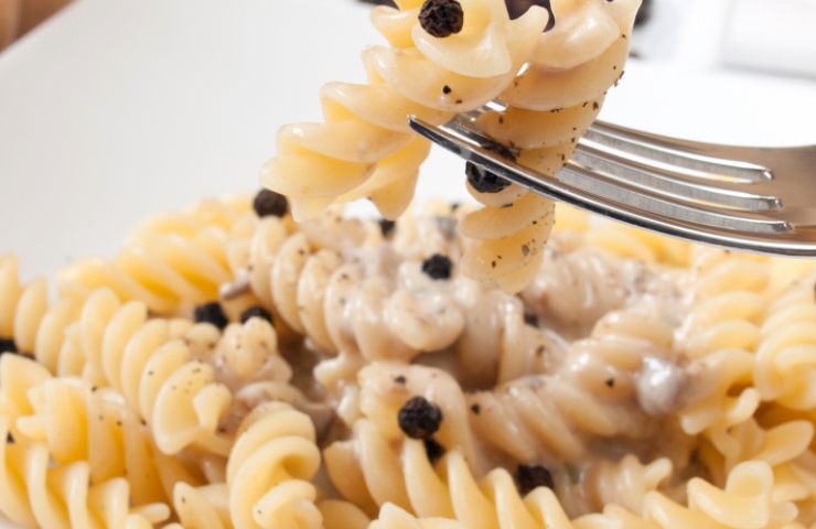 Dei fusilli cremosi con pollo e funghi visti da vicino