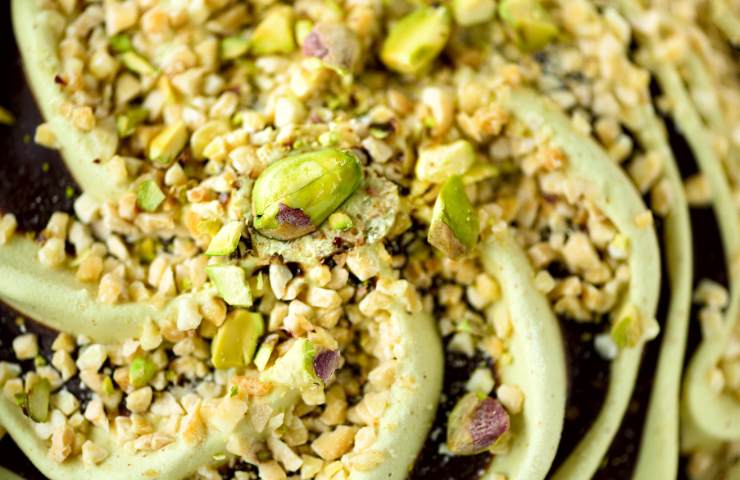 Gelato al pistacchio ricoperto di granella