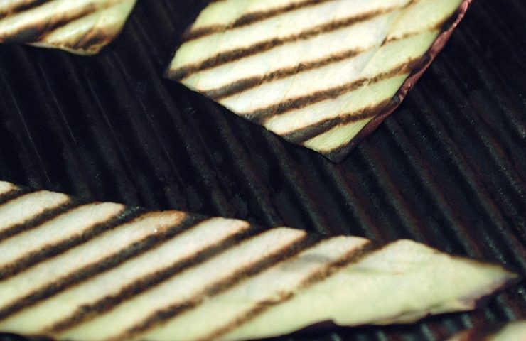 Delle melanzane cotte su una griglia
