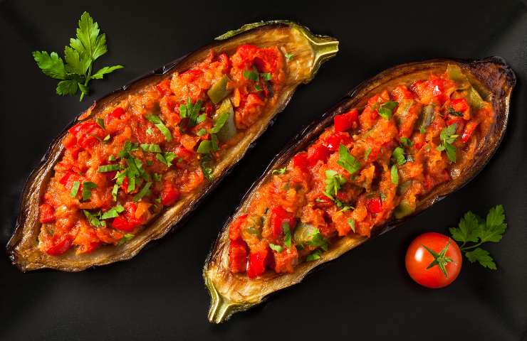 Delle melanzane ripiene su una teglia da forno