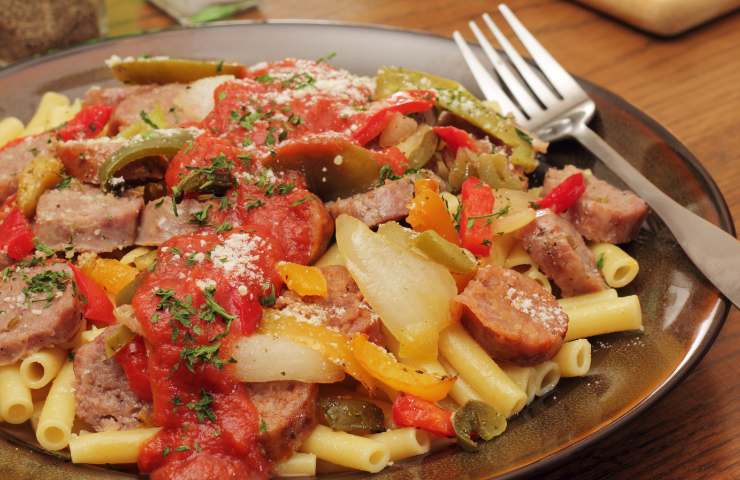 Pasta salsicce e peperoni servita in un piatto