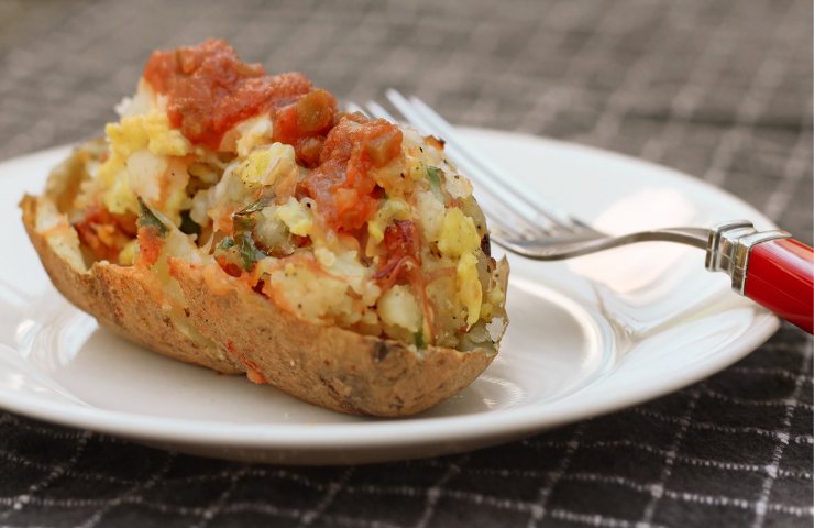 Una patata farcita al forno in un piatto