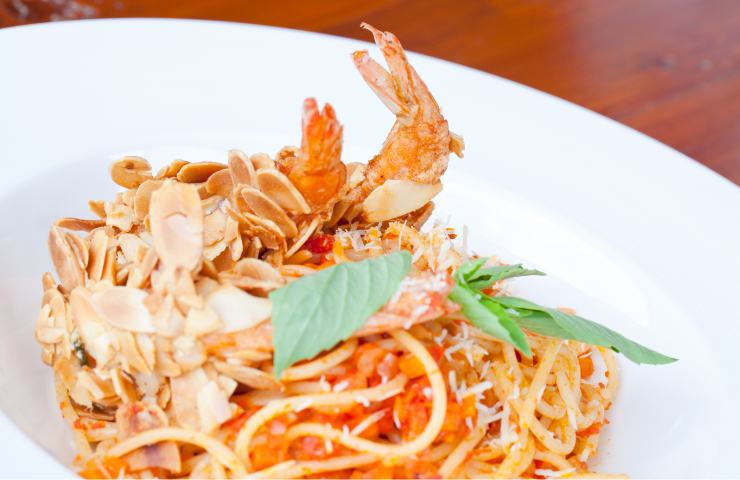 Spaghetti con gamberetti alle mandorle in un piatto