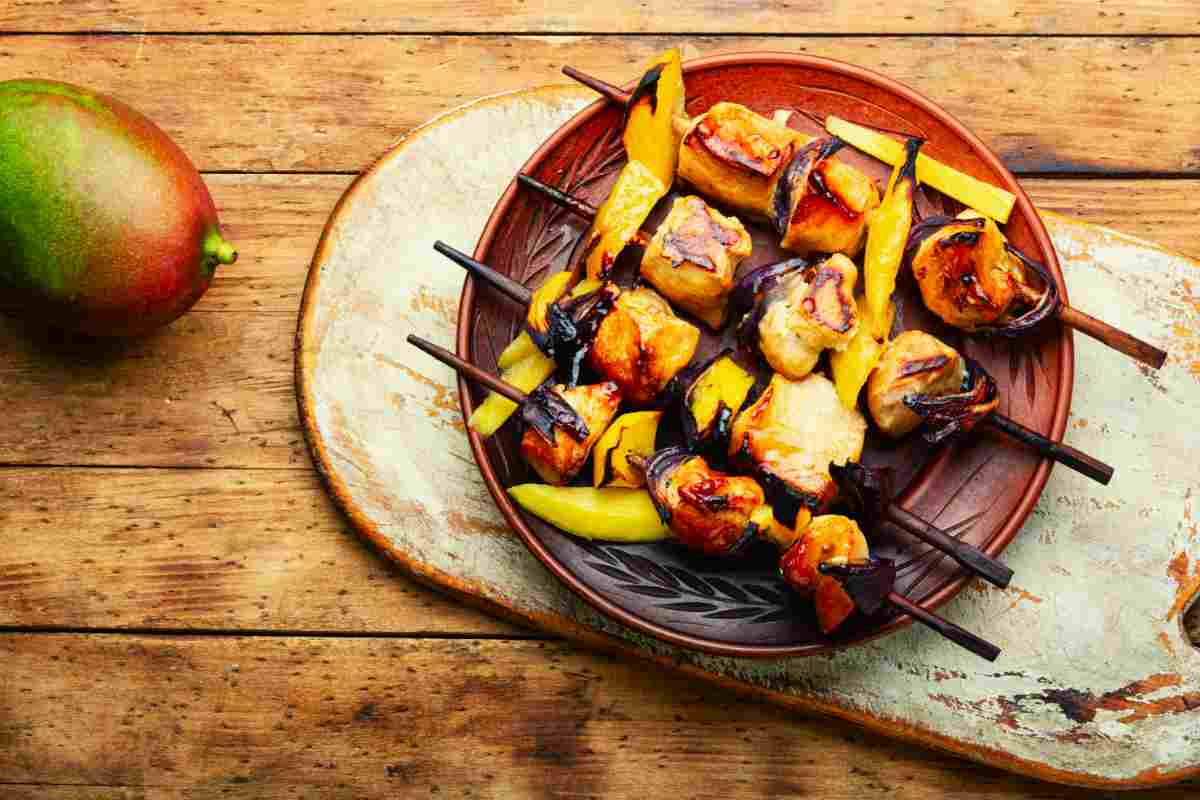 Degli spiedini di pollo con mango e spezie